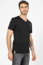 מארז 3 חולצות בייסיק צווארון V בצבע שחור