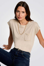 טישירט דיטיילס ניטים