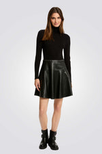שמלה שחורה בשילוב דמוי עור וצווארון גבוה | מורגן