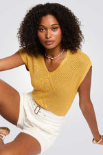 סריג פתוח שרוולים קצרים בצבע חרדל