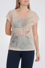 טישירט בצבע בז' הדפס בחזית