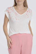 טישירט לנשים בצבע לבן עם הדפס פרחים