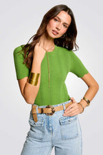 סריג שרוולים קצרים בטקסטורת גלים בצבע ירוק