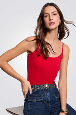 גופיה בייסיק כתפיות דקות בצבע אדום