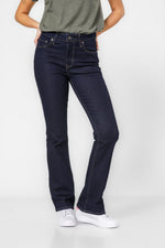 מכנסי ג'ינס לנשים 725 Bootcut בצבע כחול כהה