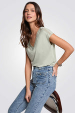 טישירט עם עיטורי קרושה בצבע ירוק