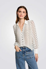 חולצה מכופתרת פליסה מנוקדת בצבע אופוויט