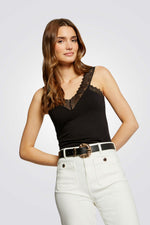 גופיה בצבע שחור בשילוב תחרה