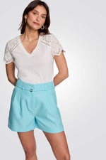 טישירט בצבע לבן עם שרוולים רקומים