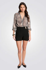 מכנס קצר מראה קטיפה בצבע שחור