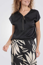 חולצה צווארון עם רוכסן בצבע שחור