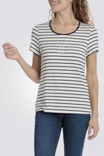 טישירט לנשים עם הדפס פסים ועיטור אבנים