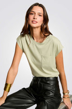 טישירט דיטיילס ניטים בצבע ירוק