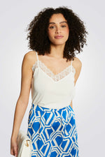 גופיה בצבע שנהב בשילוב תחרה