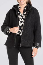 ג'קט בצבע שחור עם כובע קפוצ'ון