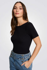 סריג שרוולים קצרים עם כפתורים בכתפיים