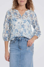 חולצה טווינסט רקמות פרחוניות בצבע תכלת/לבן