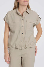 חולצה עם מכפלת אלסטית בצבע בז'