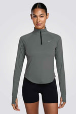 חולצת ספורט בגזרה צמודה עם סיומת כפפות | נייקי