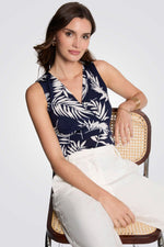 טופ הדפס עלים בצבע נייבי/לבן