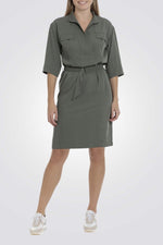 שמלה קצרה עם חגורת מותן תואמת