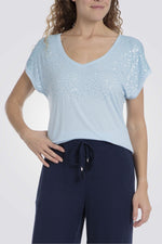 טישירט לנשים בצבע עם עיטור פאייטים