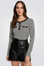 טישירט שרוולים ארוכים הדפס פסים לבן/שחור