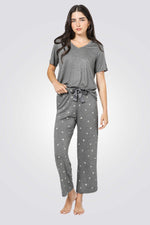 סט פיג’מה באורך 7/8 FLOWERS בצבע אפור