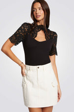 חולצת טי שרוולי תחרה בצבע שחור