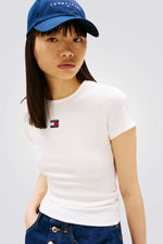 טישירט לנשים בצבע לבן עם לוגו