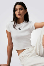 טישירט לנשים בצבע לבן עם לוגו