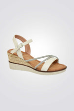 סנדלי נוחות דמוי עור בשילוב קש בצבע שמנת