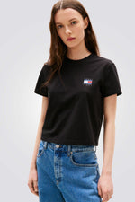 טישירט לנשים בצבע שחור עם לוגו