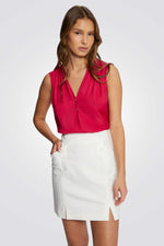 חצאית קצרה גזרה גבוהה עם כפתורים דקורטיביים בצבע לבן