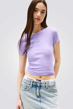 טישירט לנשים בצבע סגול עם לוגו