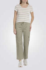 טישירט לנשים עם הדפס פסים בצבע בז'