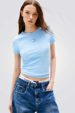 טישירט לנשים בצבע תכלת עם לוגו