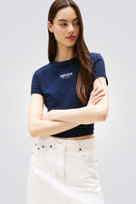 טישירט לנשים בצבע נייבי עם לוגו