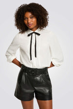 מכנסיים קצרים דמוי עור לנשים עם חגורה | מורגן