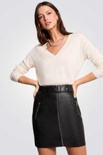 חצאית קצרה דמוי עור בצבע שחור