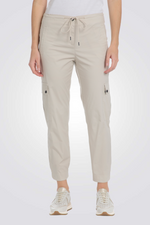 מכנסיים ארוכים בצבע בז'