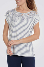 חולצת טי אלגנטית עם פרחים ופסים