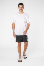 טישירט ספורט בצבע לבן