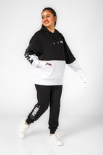 סווטשירט שחור לבן עם כובע קפוצ’ון והדפס לוגו