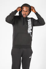 סווטשירט שחור לבן עם כובע קפוצ’ון והדפס לוגו