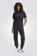 טישירט ממותגת בצבע שחור לנשים | אדידס