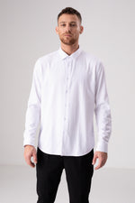 חולצה מכופתרת בגזרת מודרן לוגו מוטבע בצבע לבן