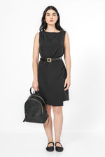 שמלה ללא שרוולים עם קפלים בצבע שחור