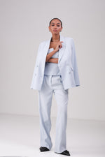 מכנסיים מחויטים בצבע כחול בהיר