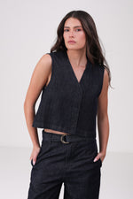 ווסט ג'ינס עם כפתרה נסתרת